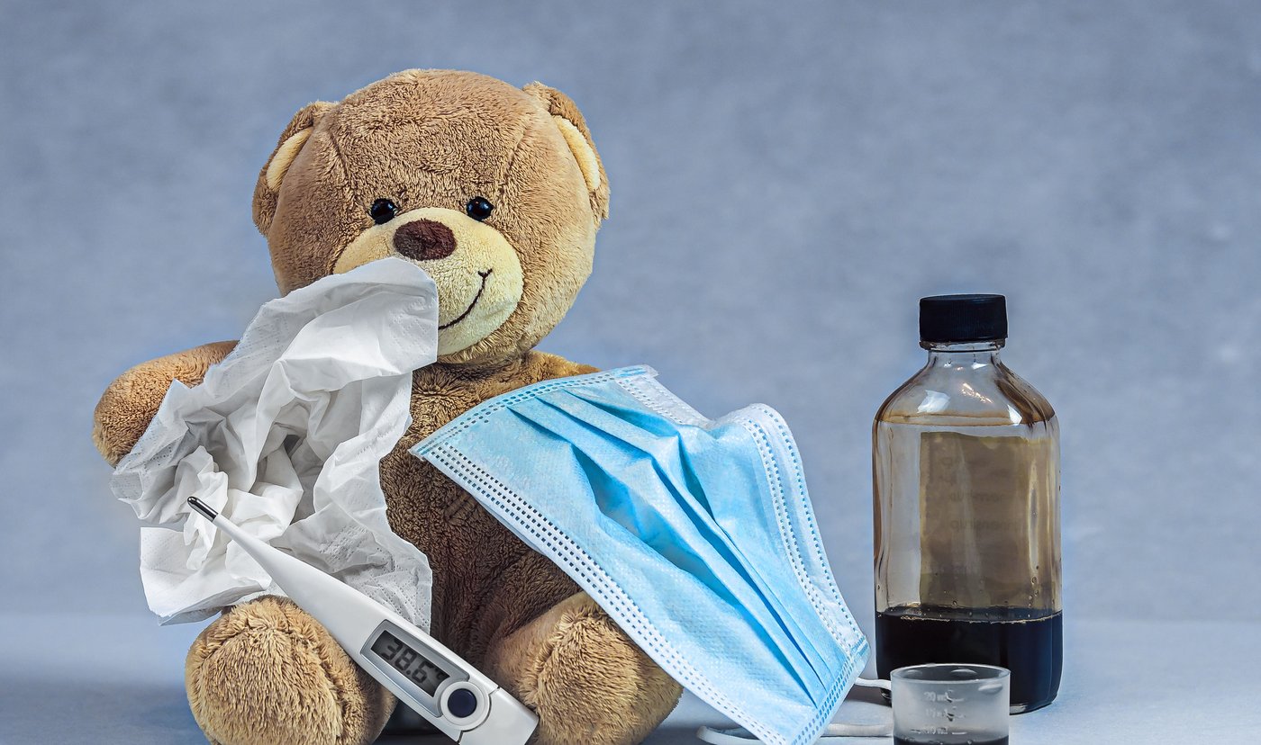 Erkälteter Teddybär mit Taschentuch