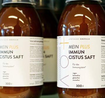 Flasche mit Aufschrift: Mein Plus . Immuns Cistus Saft